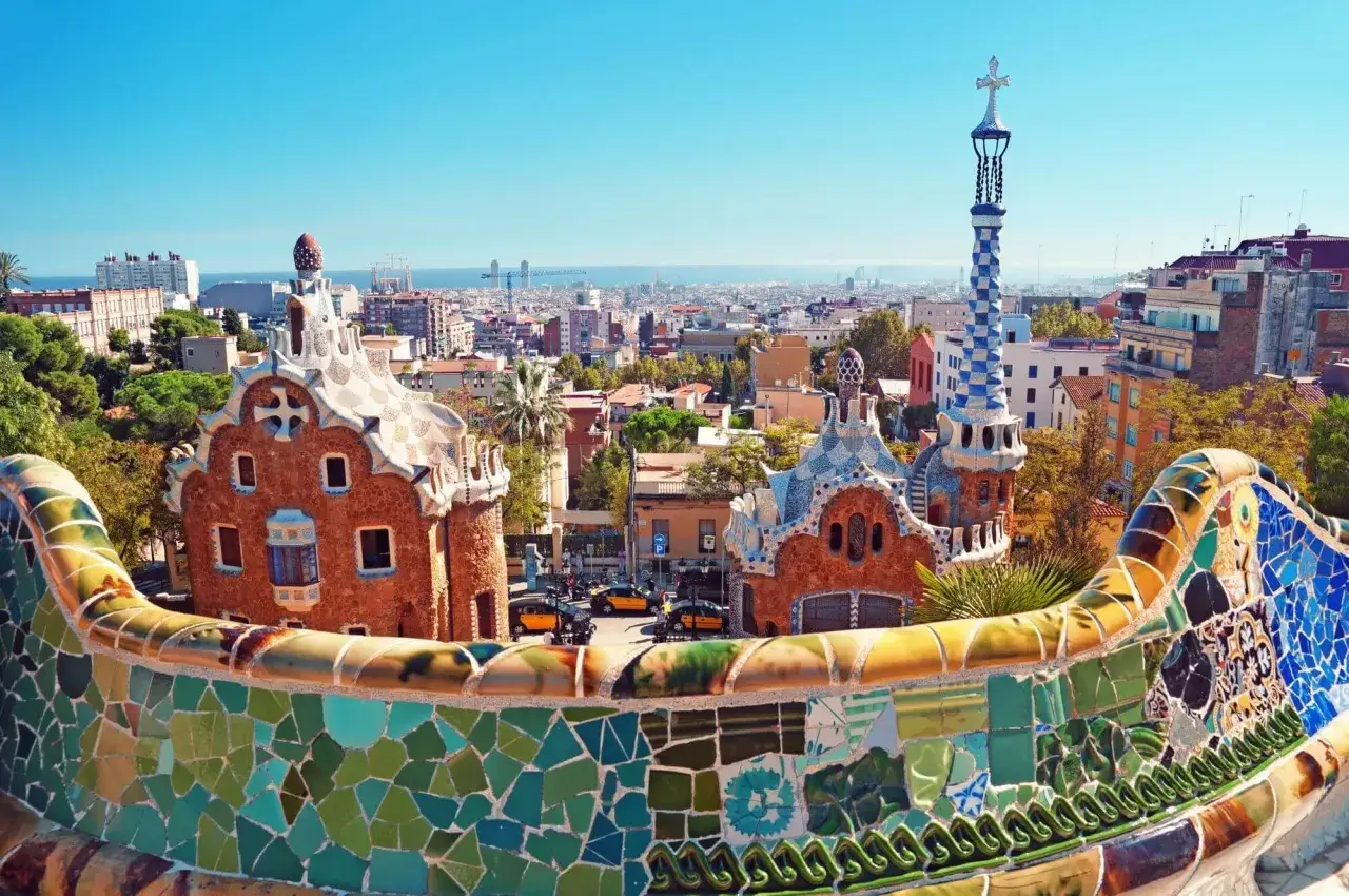 Mosaicos coloridos y arquitectura de cuento en el Park Güell, un lugar con cosas curiosas que ver en Barcelona.