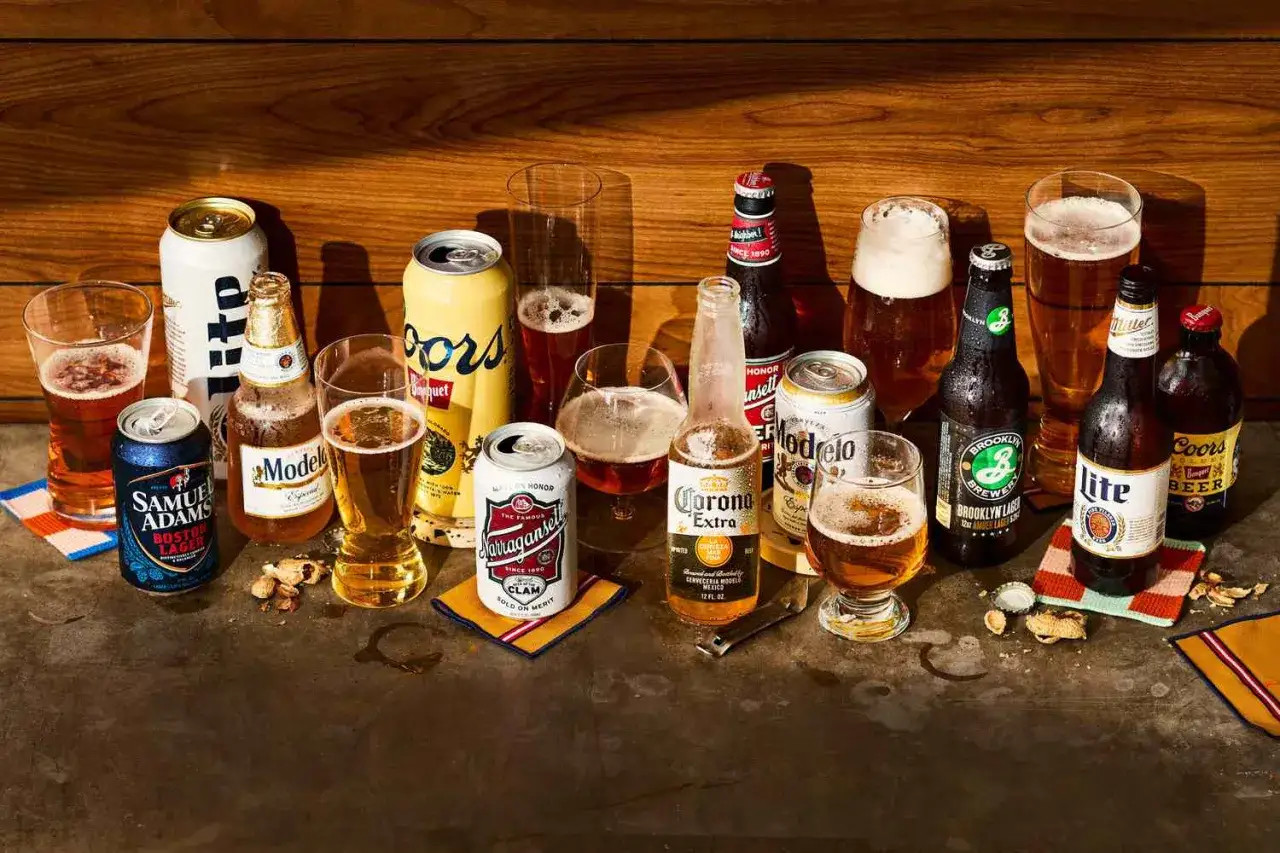 Una selezione di birre lager famose: Samuel Adams, Modelo, Corona, Brooklyn Lager, Miller Lite, Coors e altre, pronte per essere gustate.