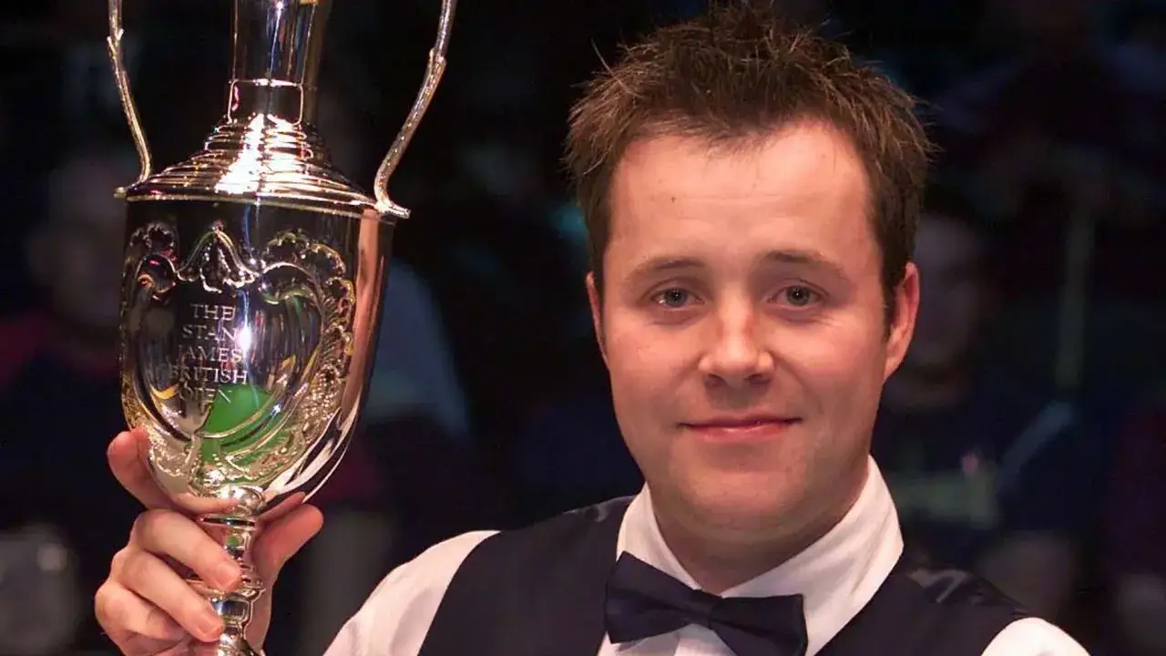 Szczęśliwy snookerzysta z pucharem British Open.