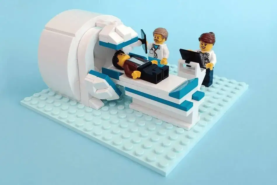 Zdjęcie Ventajas e inconvenientes de legos en la investigación médica: ¿realmente ayudan?