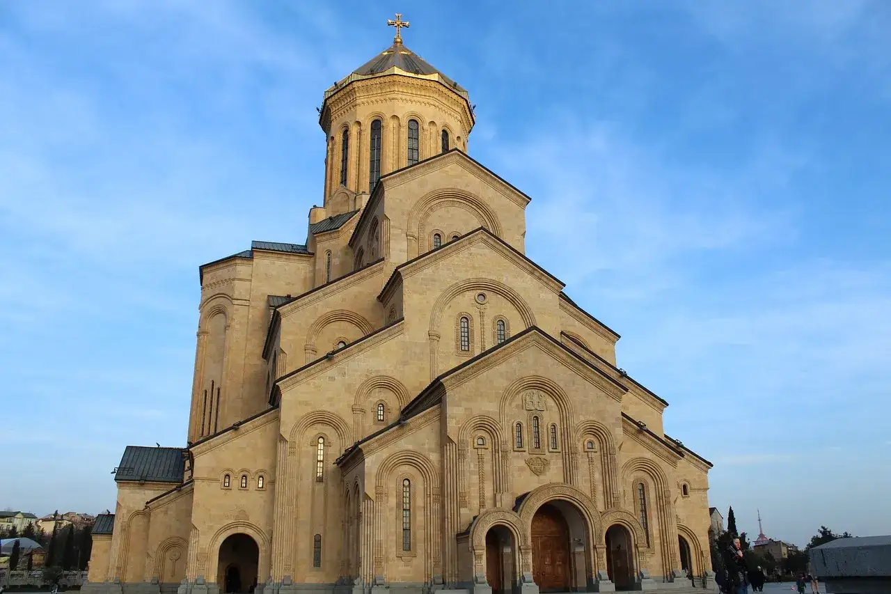 Wielka katedra w Tbilisi, gdzie para młoda mogłaby podpisać protokół przedślubny.