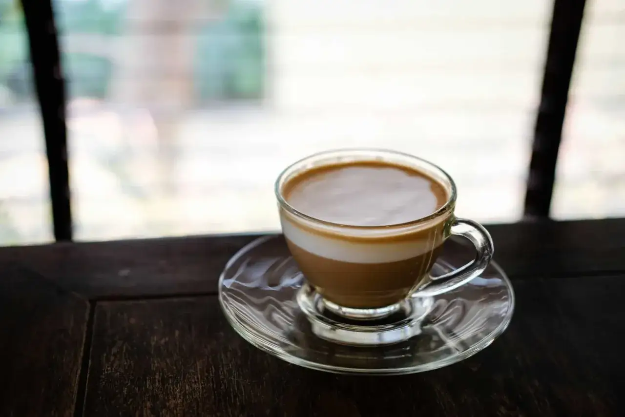 Idealne podwójne espresso z mlekiem, idealne na spokojny poranek.