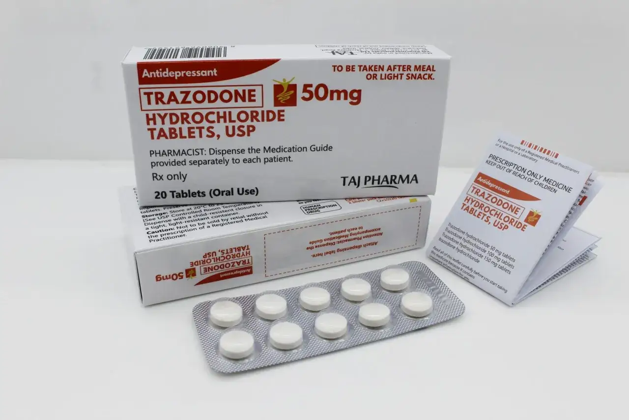 Opakowanie leku trazodon 50mg, tabletki, z ulotką i blistrem tabletek.