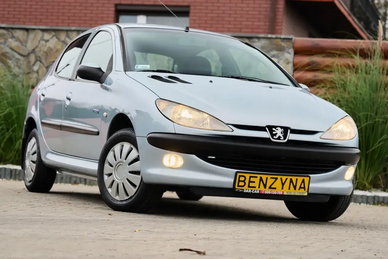 Jasny Peugeot 206 1.4 benzyna z żółtą tablicą rejestracyjną