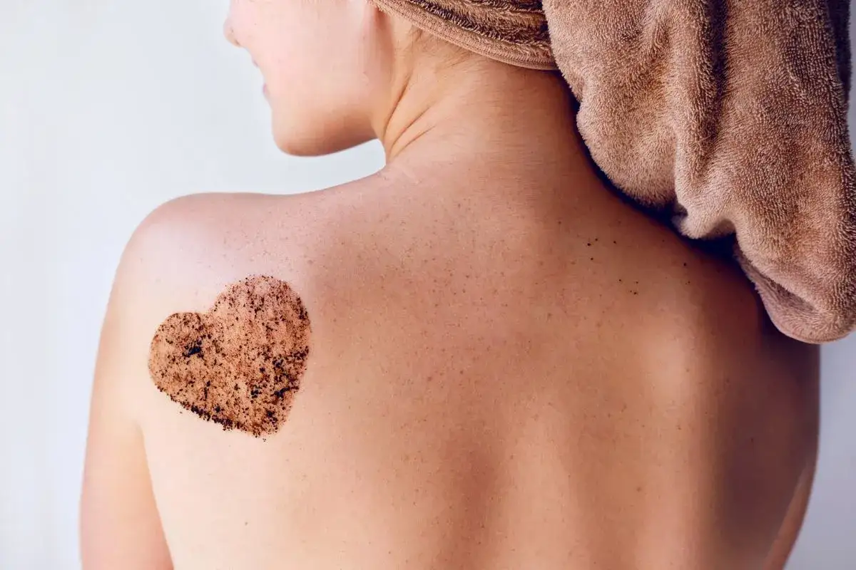 kobieta nakładająca peeling na ciało