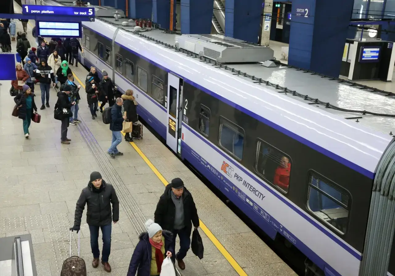 Ludzie z bagażami czekają na pociąg PKP Intercity. Zastanawiasz się, czy można przebukować bilet PKP?