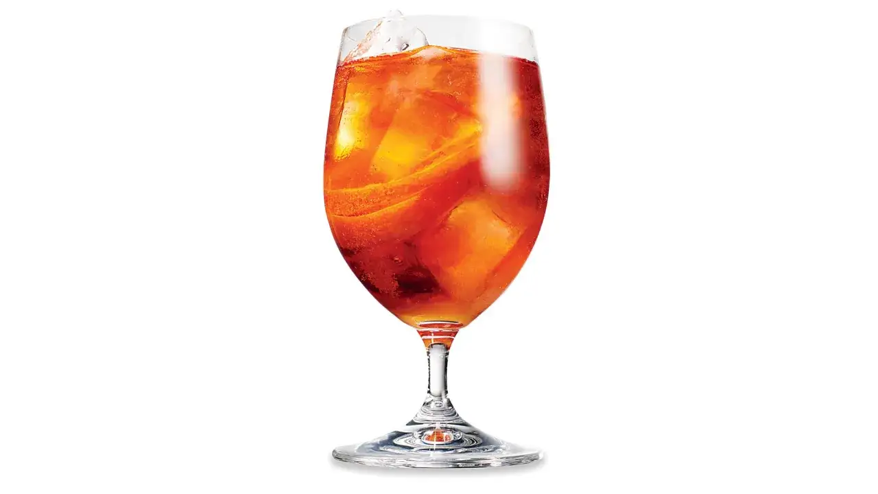 Orzeźwiający drink z lodem i plasterkami pomarańczy, idealny na letnie popołudnie. Smakuje jak **Martini Rosso**.