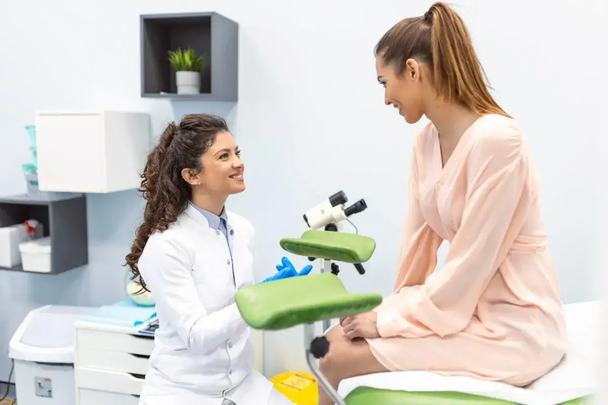 Frauenärztin im Gespräch mit Patientin. Auch während der Periode ist ein Besuch beim Frauenarzt möglich und wichtig.
