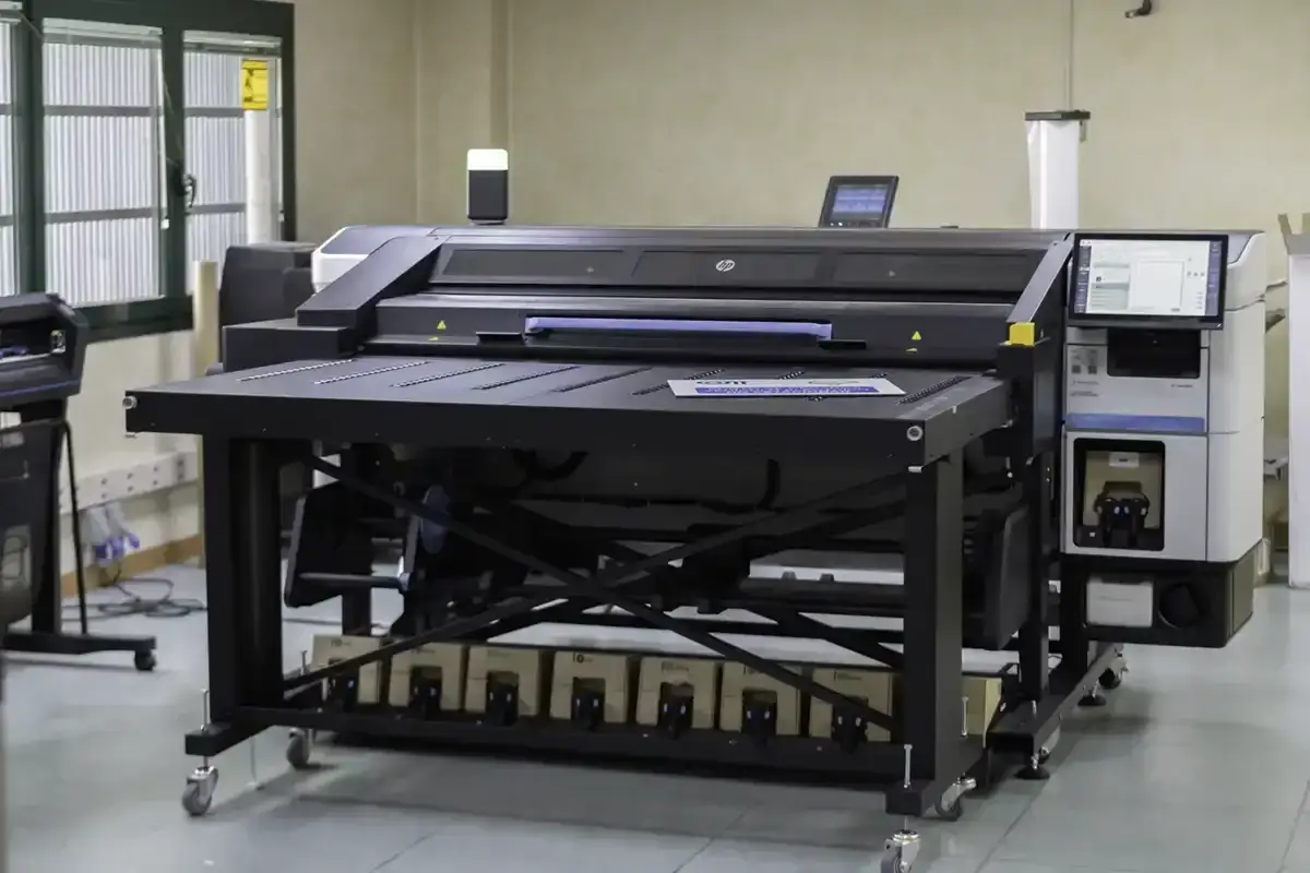 Impresora de gran formato HP con tecnolog&iacute;a offset digital, lista para producir trabajos de alta calidad.