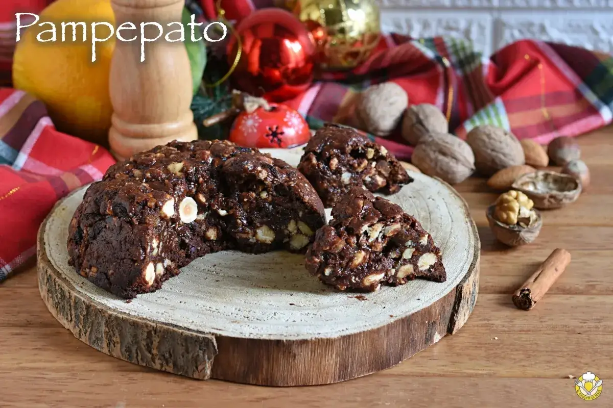 Panpepato, un dolce natalizio ricco di frutta secca e spezie, perfetto per la tua ricetta.