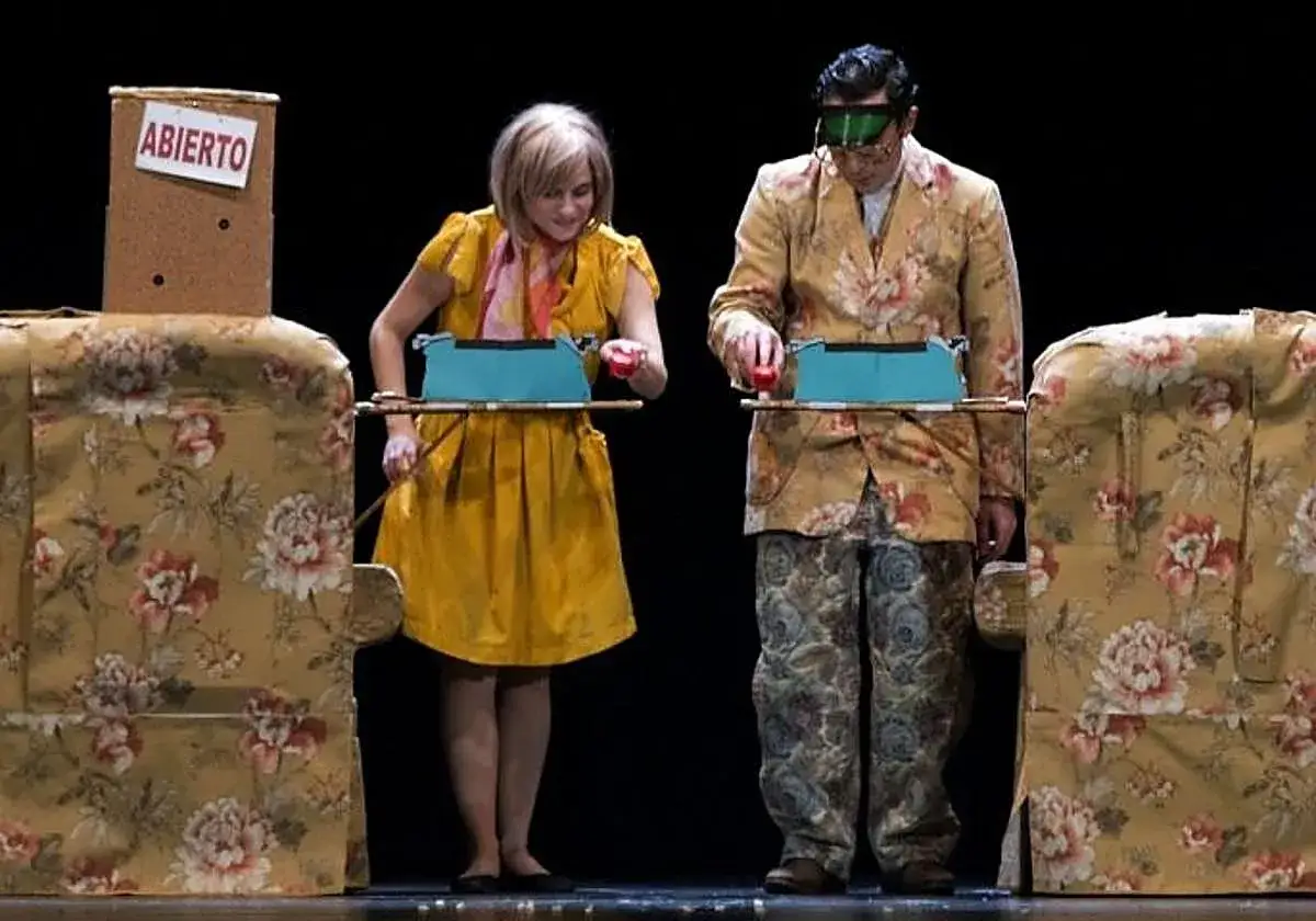 Dos actores en un escenario de teatro infantil en M&aacute;laga, con m&aacute;quinas de escribir y un cartel de 