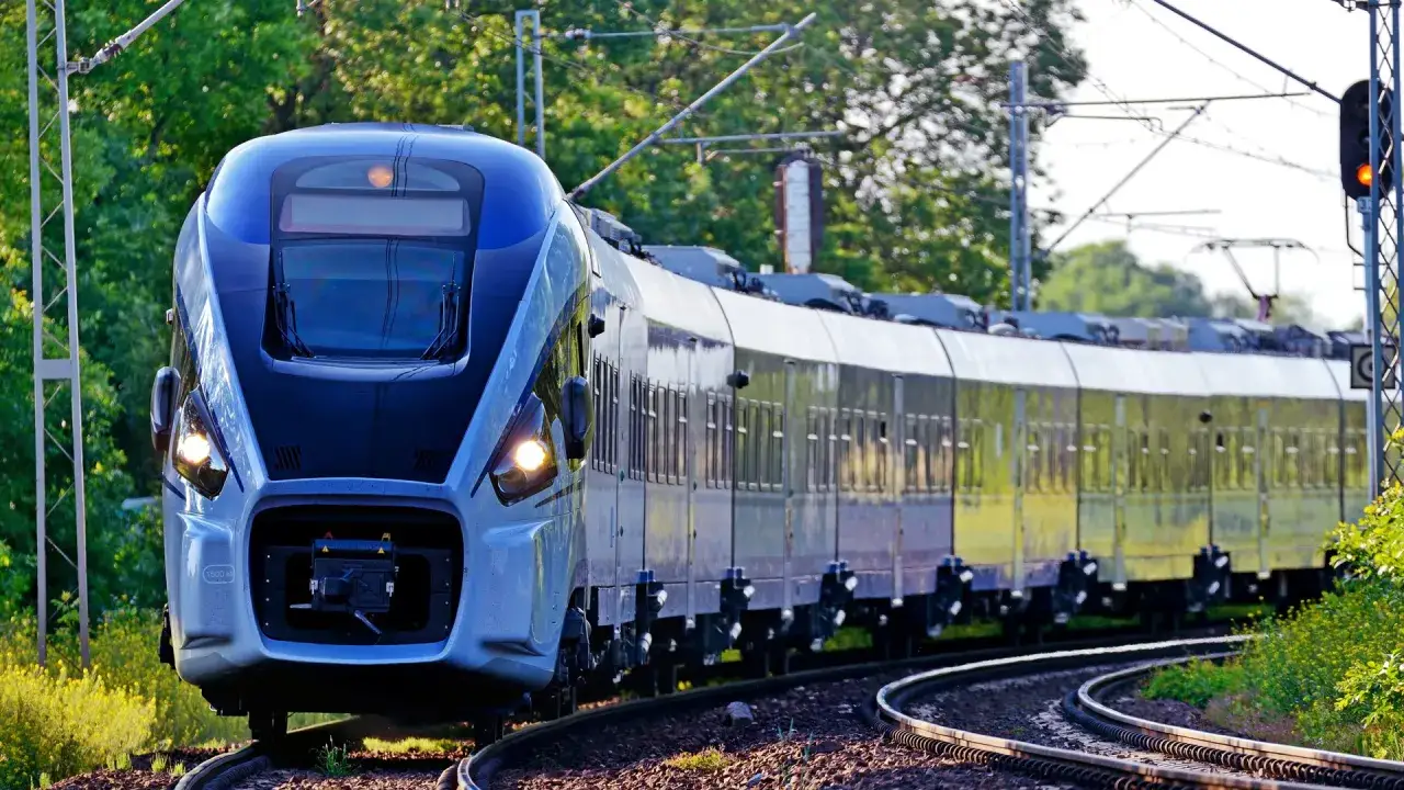 Nowoczesny pociąg PKP Intercity na trasie Białystok - Warszawa. Sprawdź cenę biletu i podróżuj komfortowo!