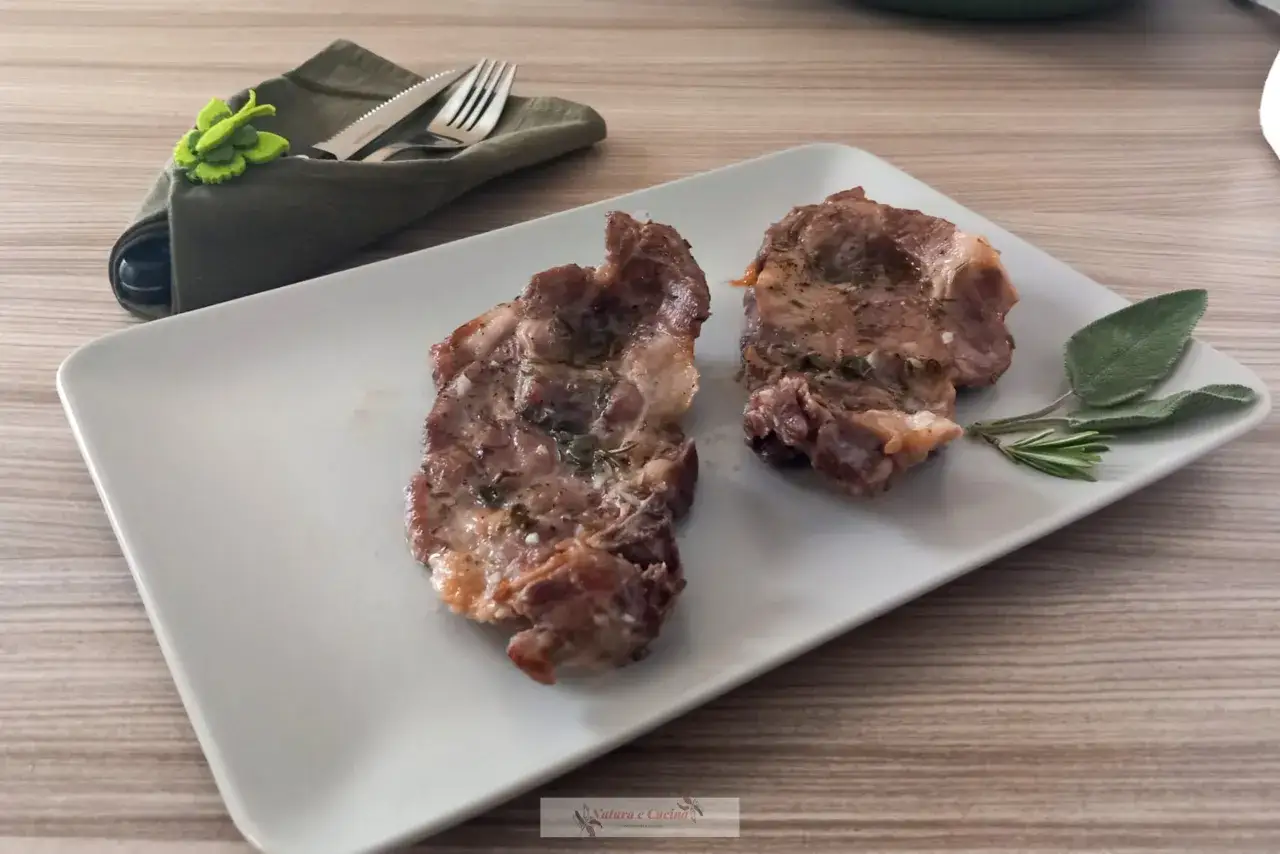 Deux morceaux de porc savoureux, issus d'une marinade porc, servis sur une assiette blanche avec des herbes fraîches.