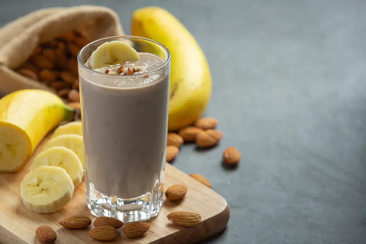 Un batido cremoso de plátano y almendras, ideal para disfrutar de **bebidas relajantes** y nutritivas.