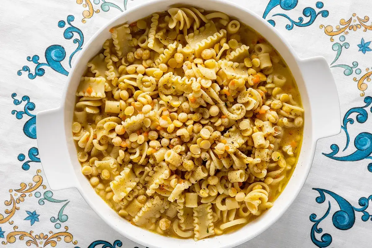 ingredienti pasta e ceci, ceci secchi, ceci in scatola, pasta corta