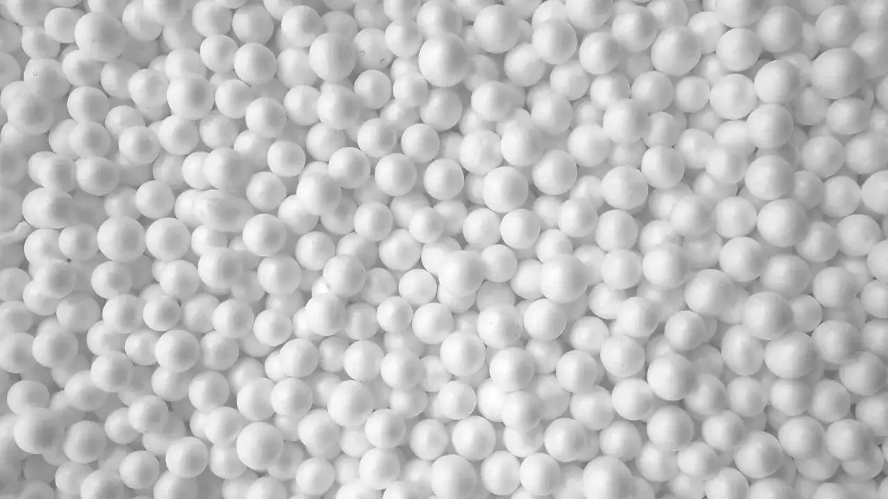 Mnóstwo białych kuleczek styropianu. Czy styropian to plastik? Tak, to polistyren ekspandowany, rodzaj plastiku.