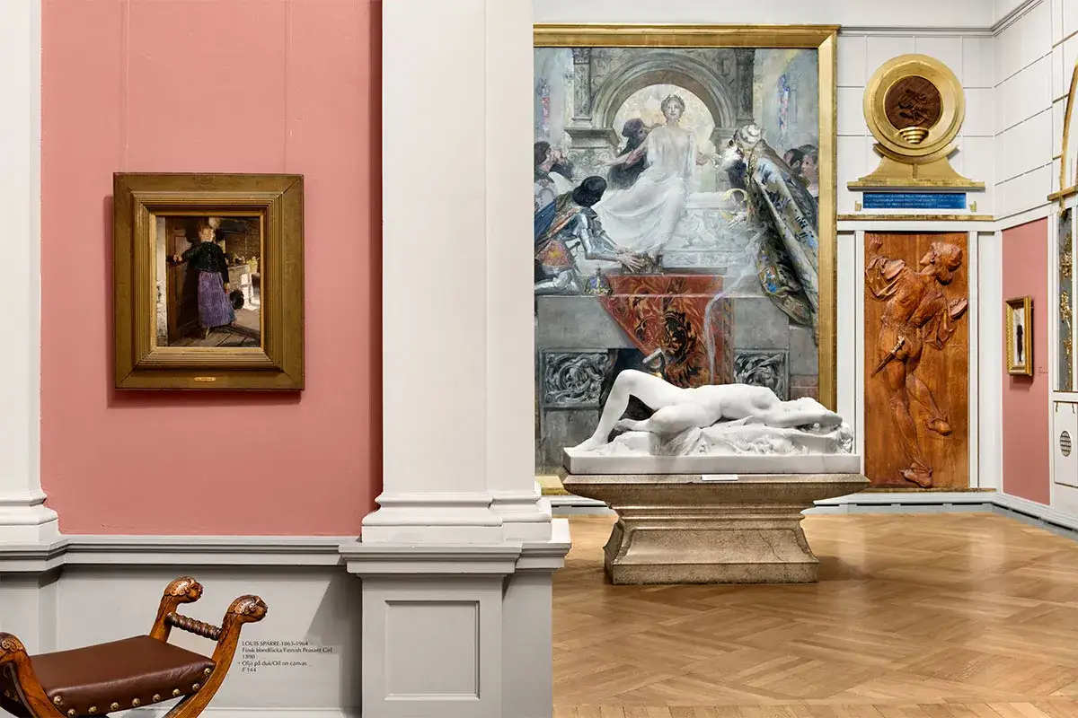 Konstverk p&aring; G&ouml;teborgs konstmuseum: en m&aring;lning av en flicka, en marmorskulptur och en tr&auml;relief.