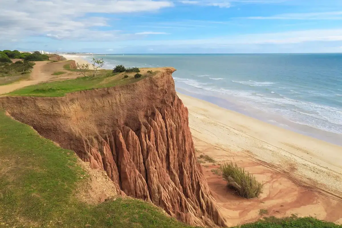 Steile rote Klippen, ein goldener Strand und das azurblaue Meer – das sind die Algarve Highlights. Ein Pfad führt entlang der Küste.
