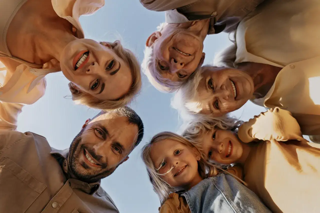 Famiglia unita, sorrisi che si specchiano, un legame che va oltre la predisposizione genetica.