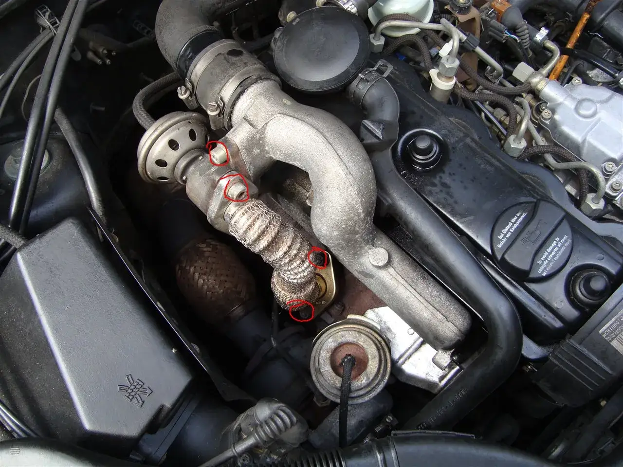 Silnik Volkswagena z zaznaczonymi elementami układu EGR, potencjalnie związanymi z błędem DTC P0401.