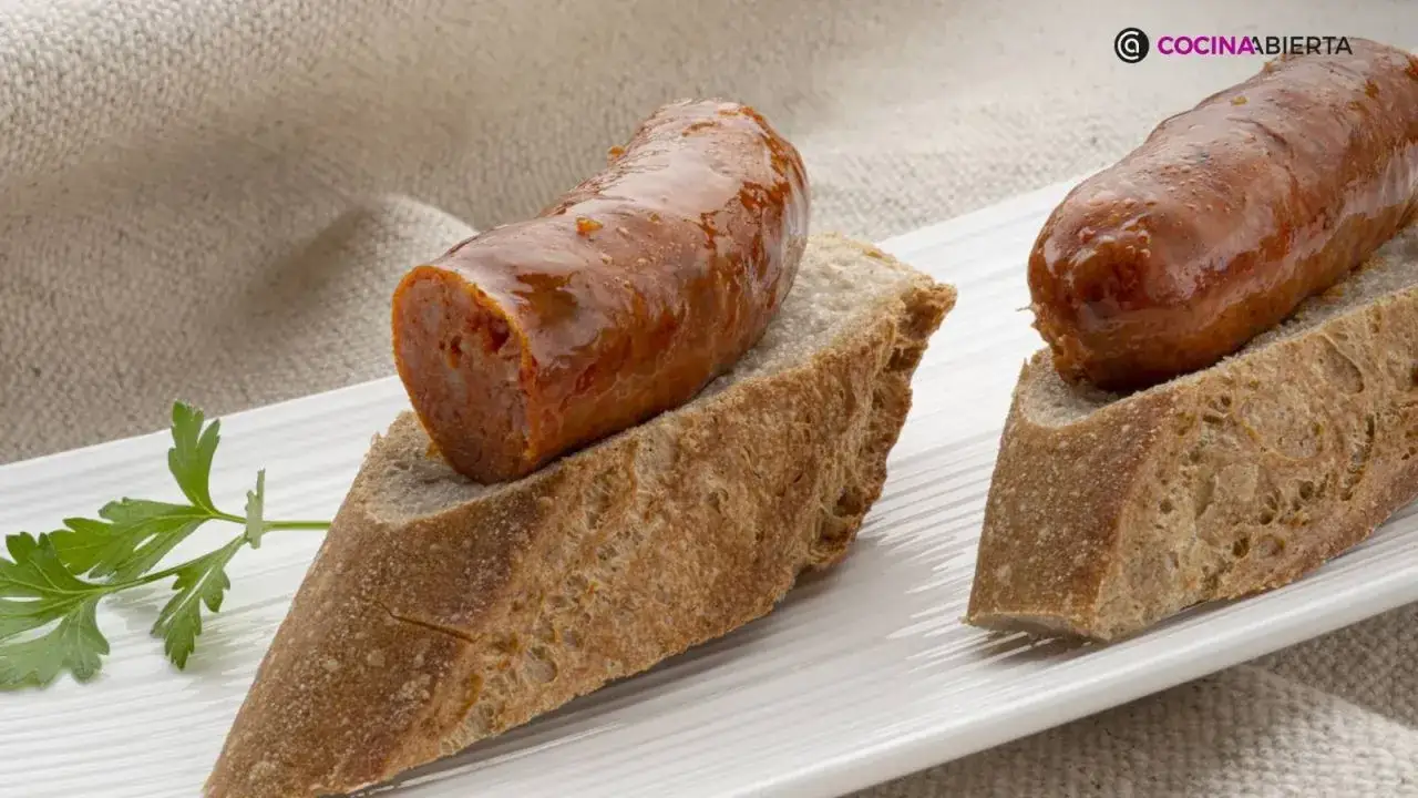 Chorizo a la sidra jugoso sobre pan r&uacute;stico, decorado con perejil fresco. Un bocado delicioso.