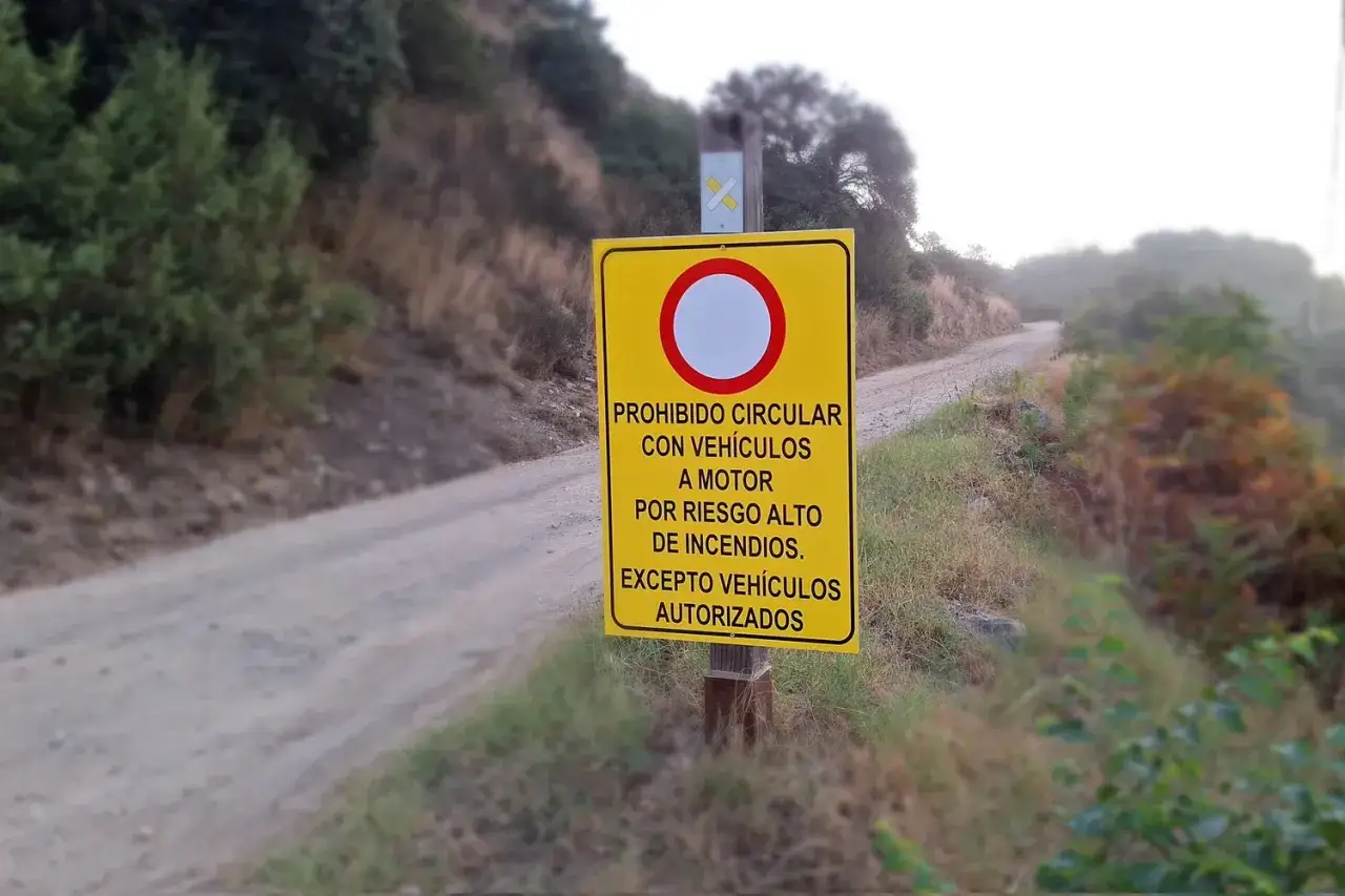 Señal de prohibido circular con vehículos a motor por riesgo de incendios en pista forestal. Evita la multa.