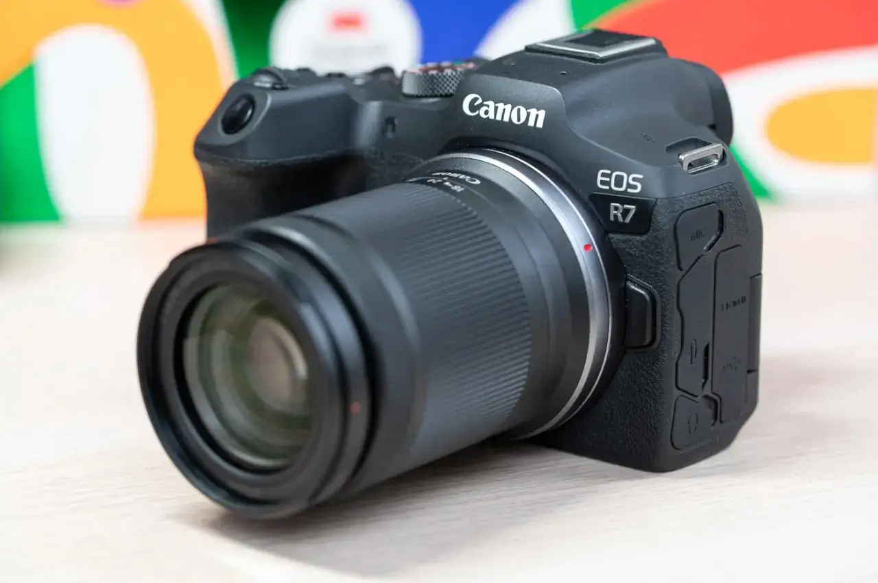 Appareil photo noir Canon EOS R7 avec objectif, pr&ecirc;t &agrave; capturer des moments inoubliables.
