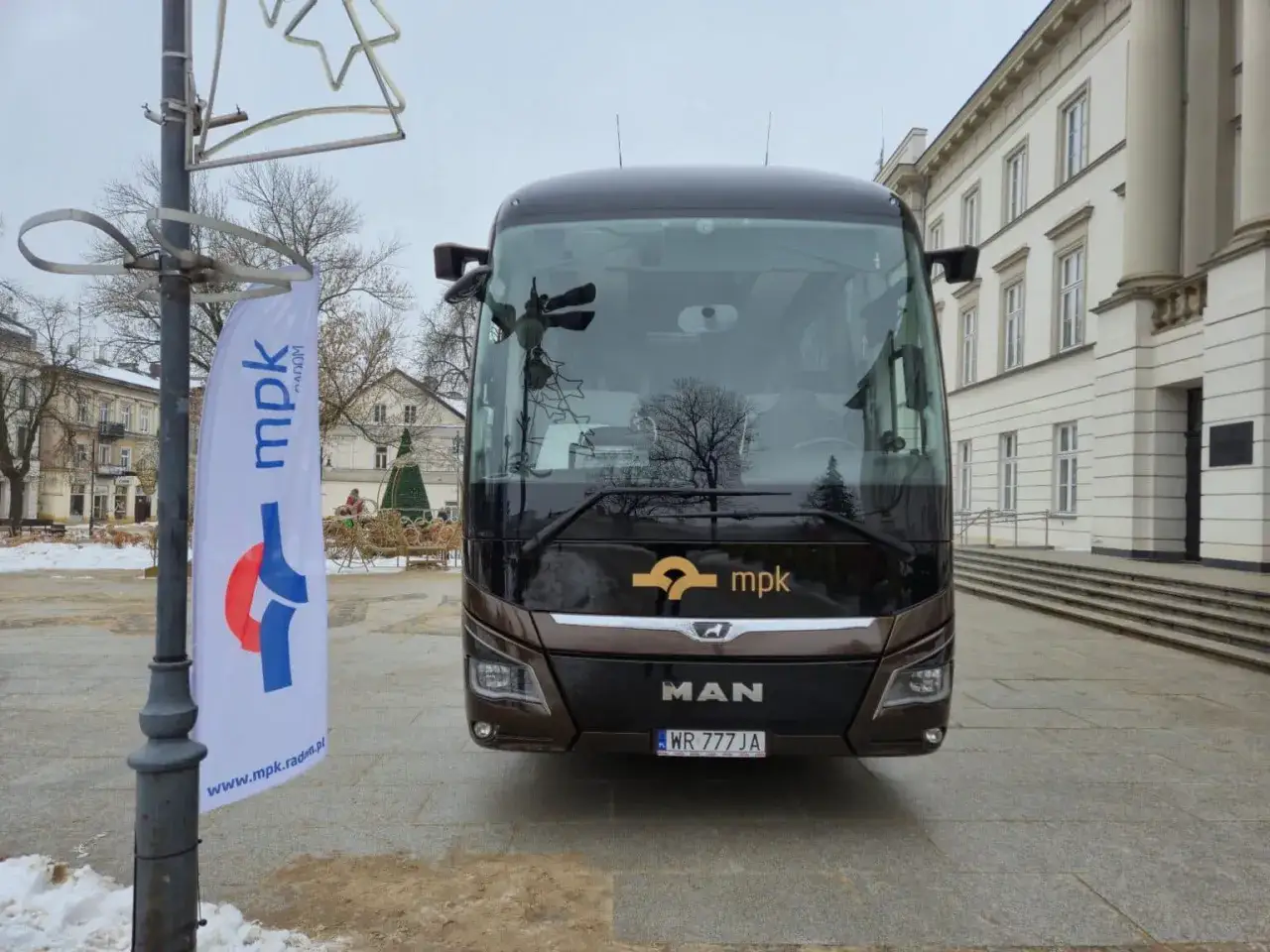 Nowy autobus MPK Radom czeka na pasażerów w Toruniu. Zima w mieście.
