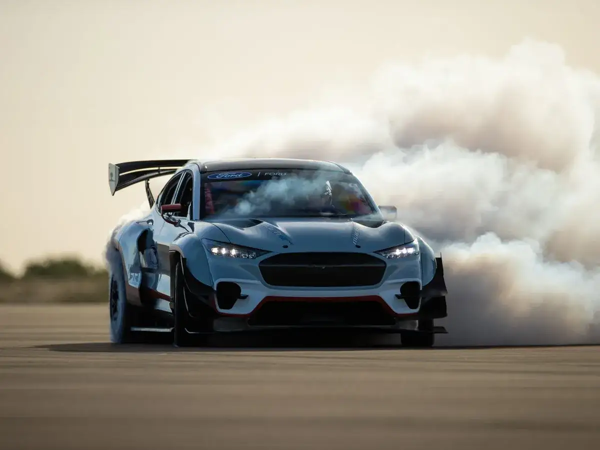 Ford Mustang Mach-E 1400 w akcji, generujący kłęby dymu podczas driftu.