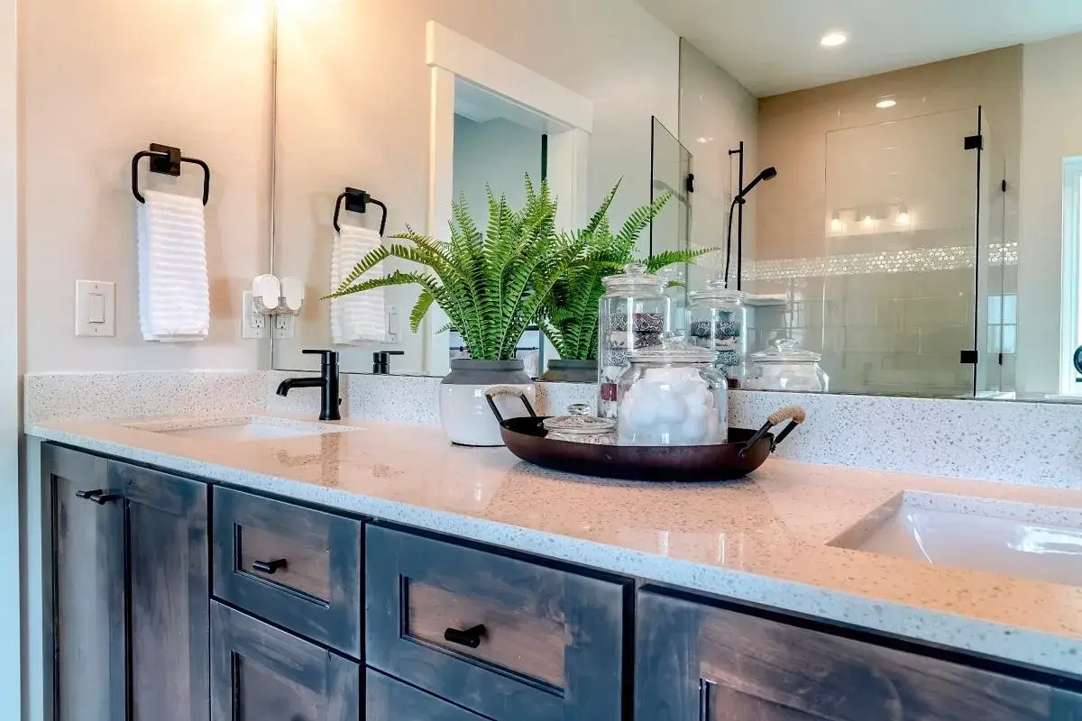Un bagno moderno con doppio lavandino, rubinetti neri e un vassoio con cotone. L'altezza presa lavandino bagno &egrave; perfetta per l'uso quotidiano.