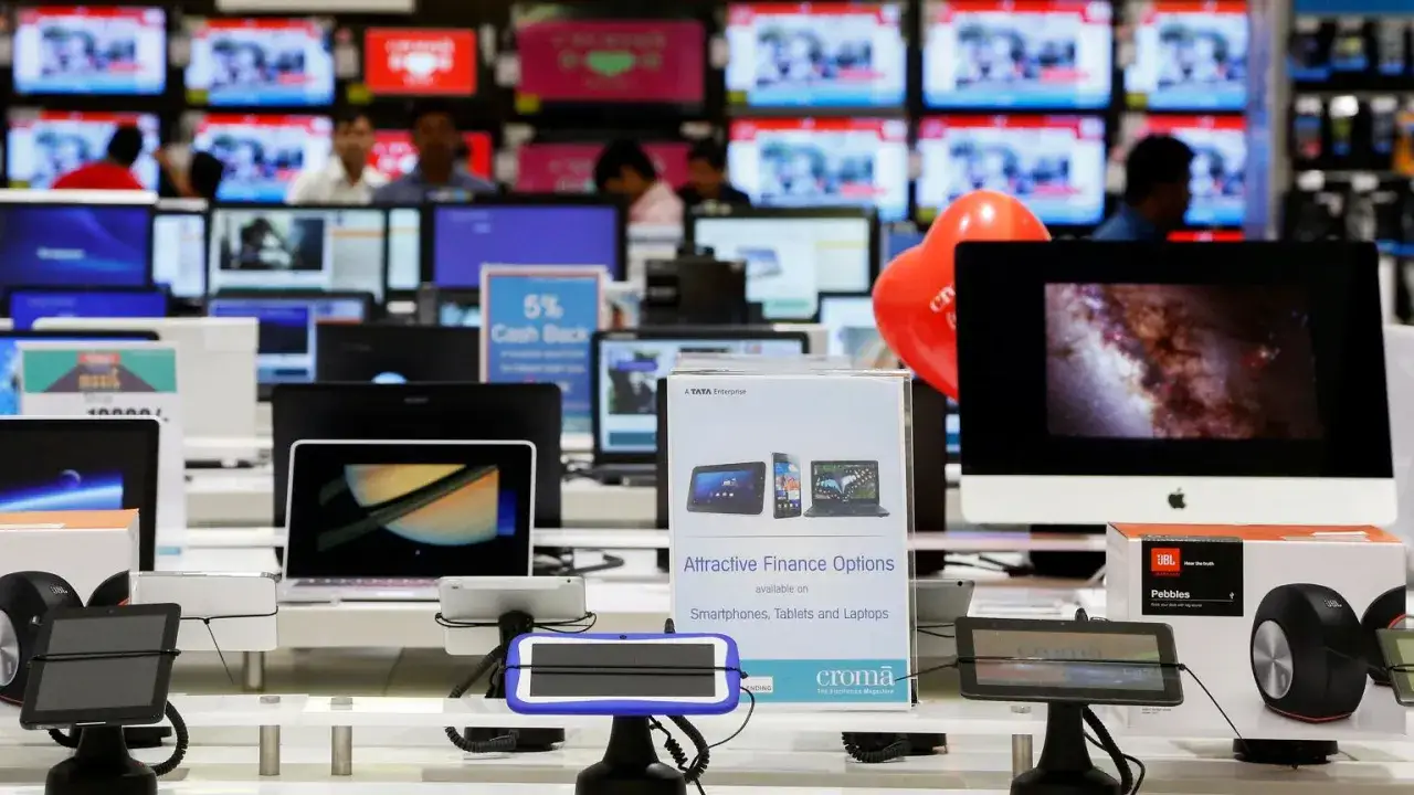 Elektronika w sklepie, w tym laptopy i tablety, z informacją o atrakcyjnych opcjach finansowania. Może to być związane z opłatą reprograficzną.