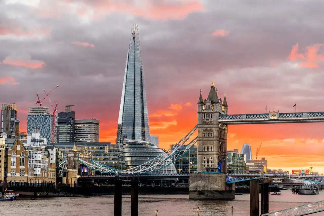 Zachód słońca nad Tamizą, z widokiem na The Shard i Tower Bridge. Idealne miejsca, co zobaczyć w Londynie.