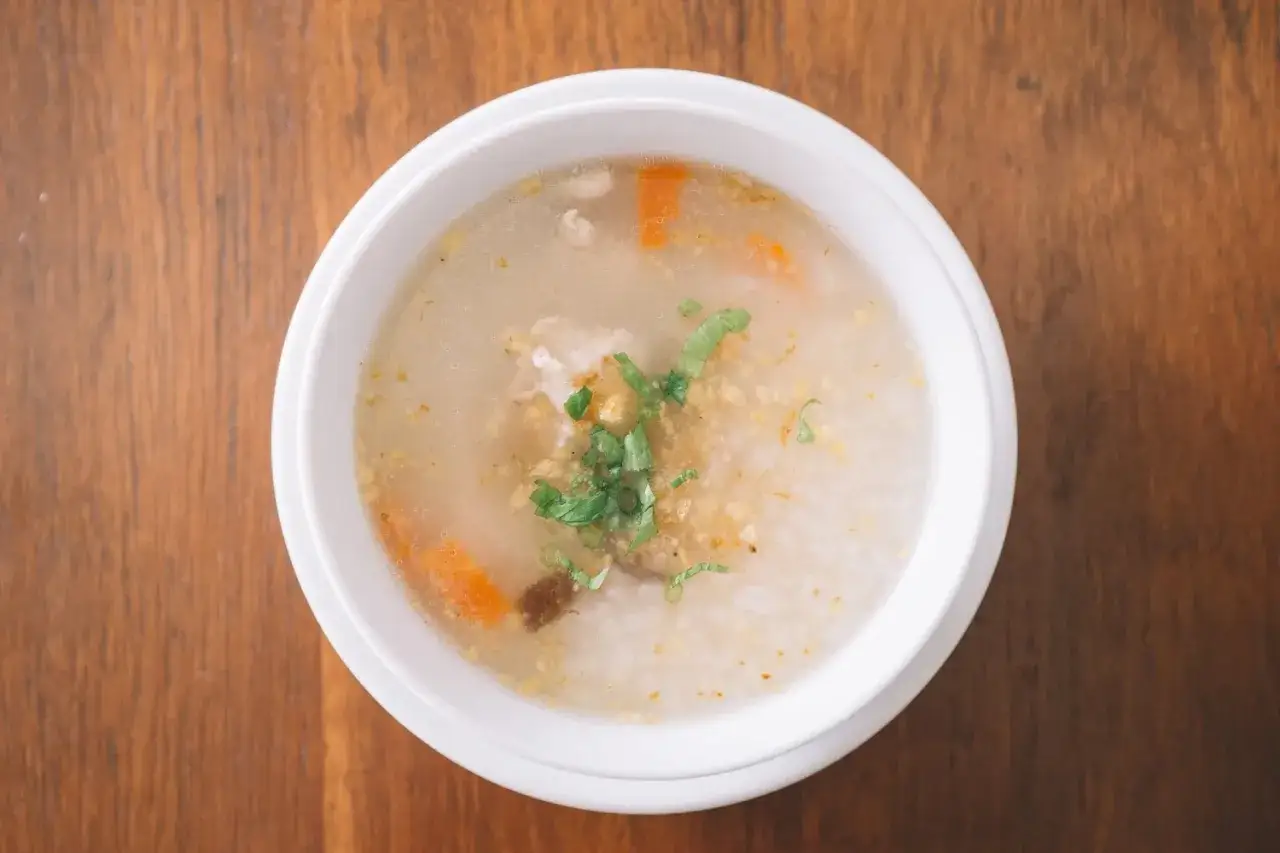 Sch&uuml;ssel mit Reisbrei, Karotten und Kr&auml;utern. Ein sanftes Gericht, ideal bei Durchfall.