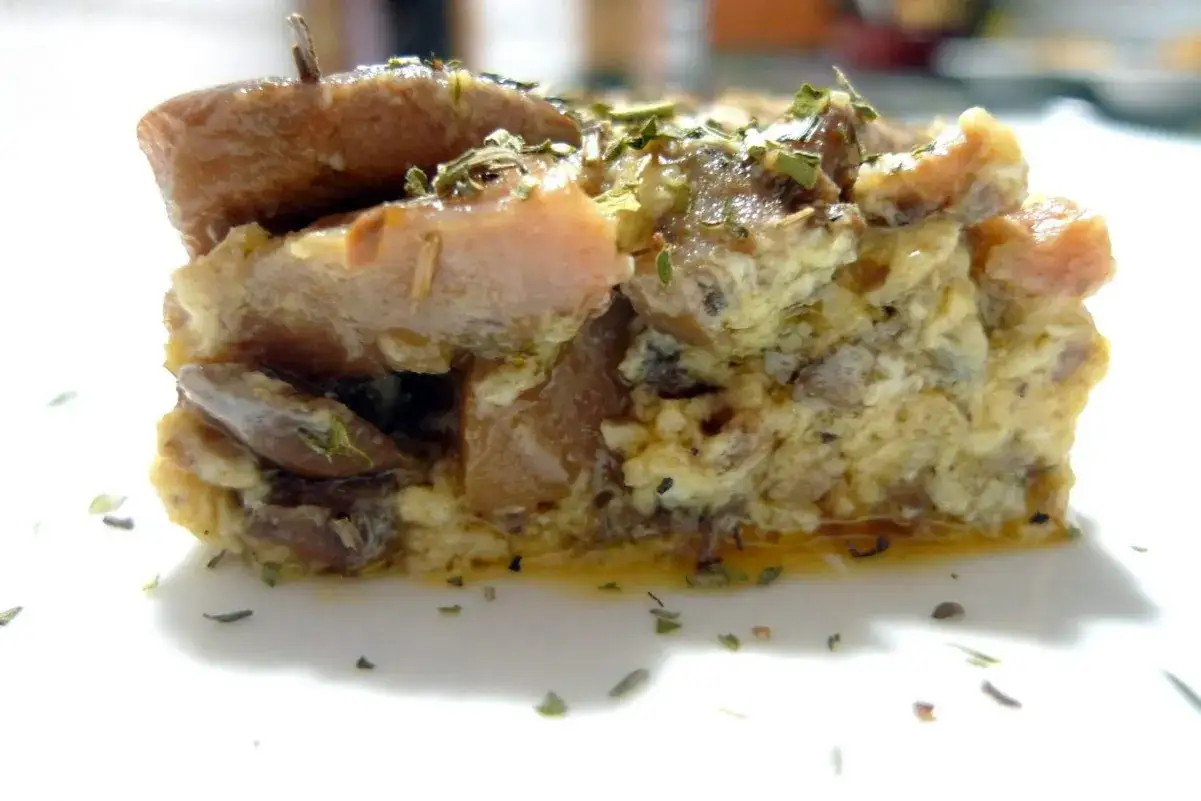 Delicioso revuelto de niscalos con huevo y hierbas, servido en un plato blanco.