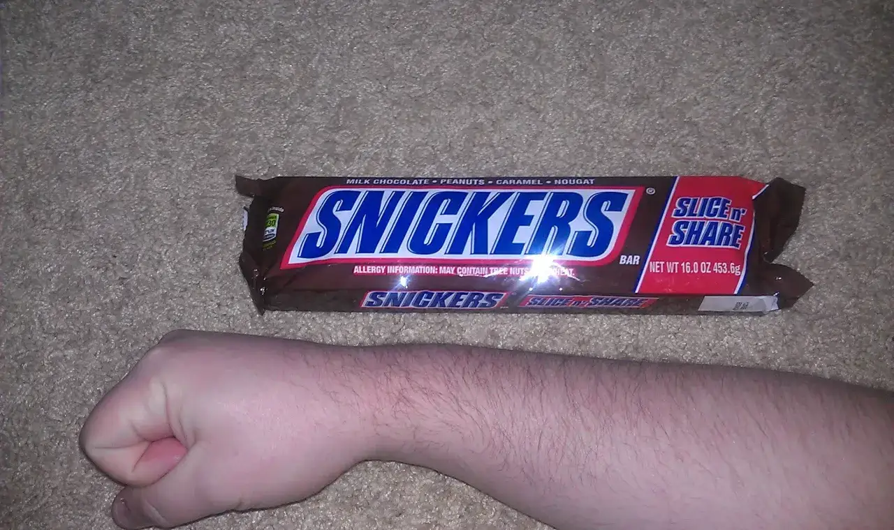 Opakowanie Snickers Slice 'n Share. Zastanawiasz się, snickers ile kalorii? To duży batonik z orzeszkami, karmelem i nugatem.