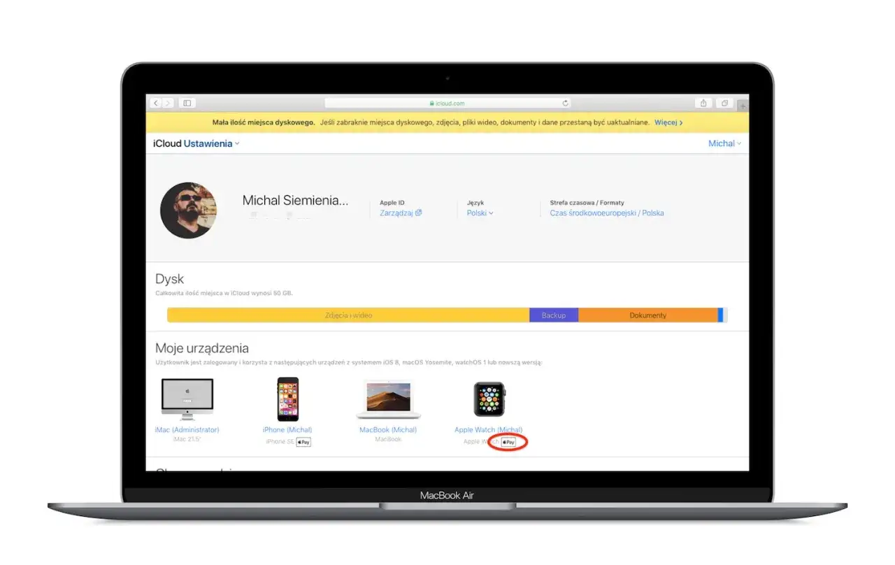 Ekran MacBook Air z widokiem iCloud.com, gdzie można zarządzać urządzeniami i sprawdzić, jak usunąć kartę z Apple Pay z Apple Watch.