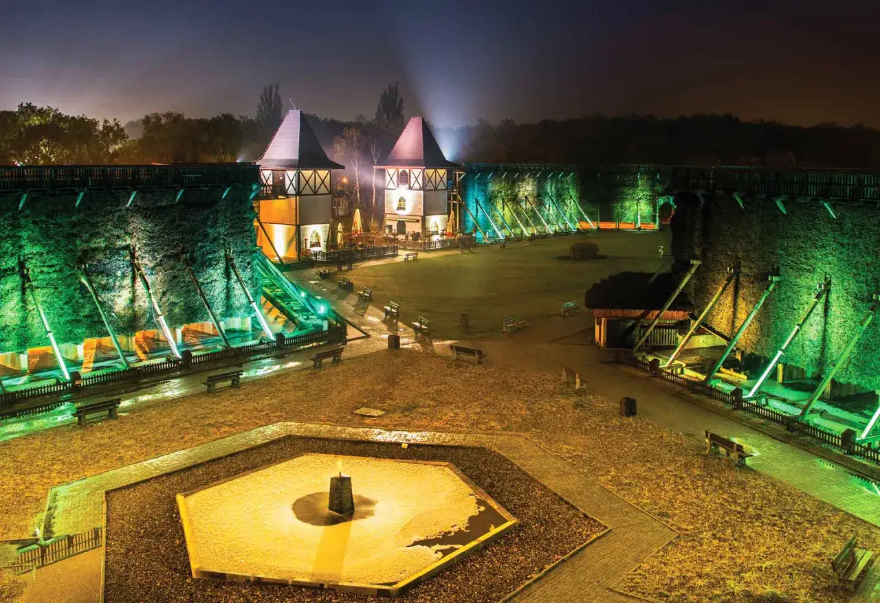 Nocą rozświetlone tężnie tworzą magiczne miejsca kujawsko-pomorskie.