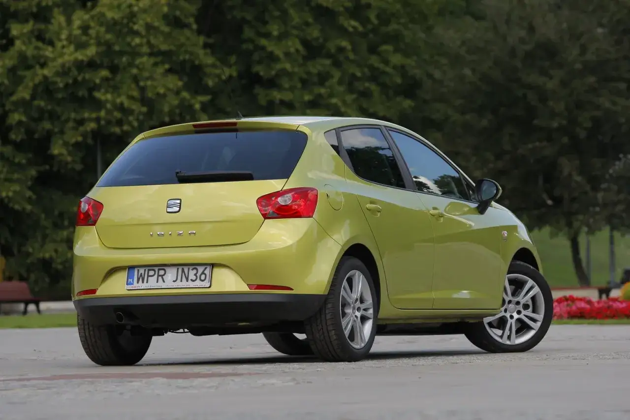 Żółty Seat Ibiza tył. Wymiana żarówki w tylnym świetle jest prosta.
