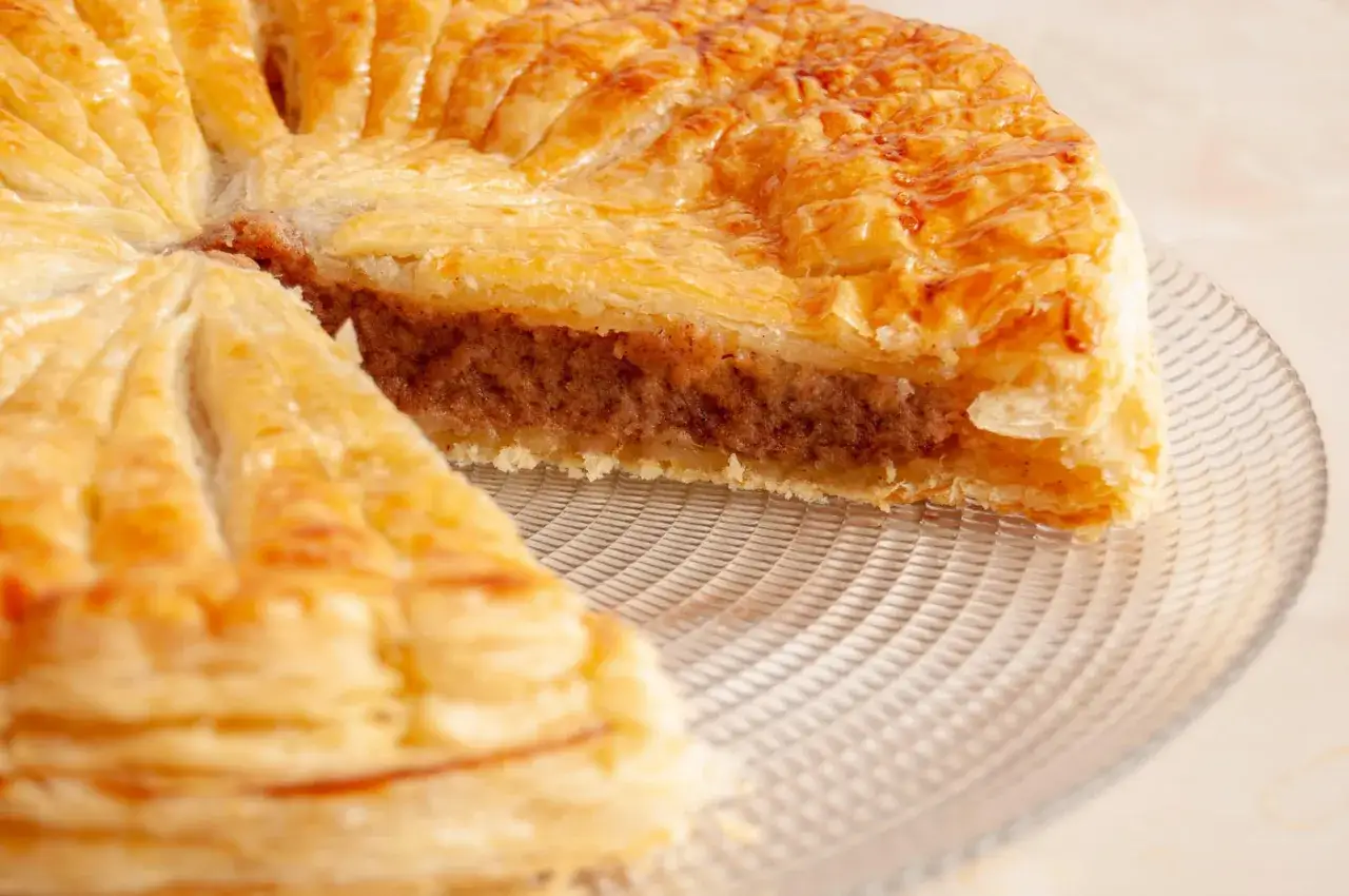 Un Pithiviers gateau doré, feuilleté et garni d'une frangipane onctueuse, prêt à être dégusté.