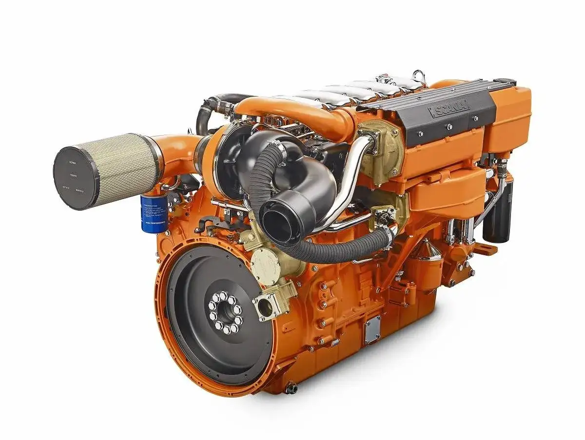 Pomarańczowy silnik Scania, serce potężnego tira diesel, z turbosprężarką i filtrem powietrza.