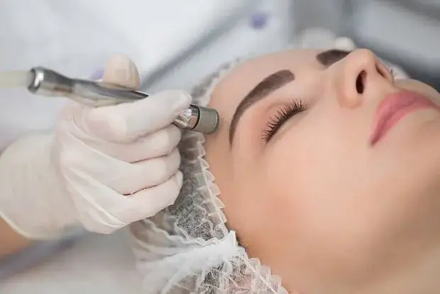 Zdjęcie Co daje mikrodermabrazja? Odkryj jej niesamowite korzyści dla skóry