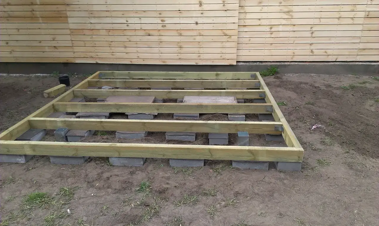 Zdjęcie Jak wybrać idealny fundament pod altankę drewnianą? Porównanie typów i praktyczne porady
