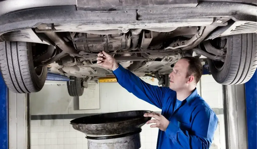 Zdjęcie Wie oft sollte der &Ouml;lfilter gewechselt werden, um Motorsch&auml;den zu vermeiden?