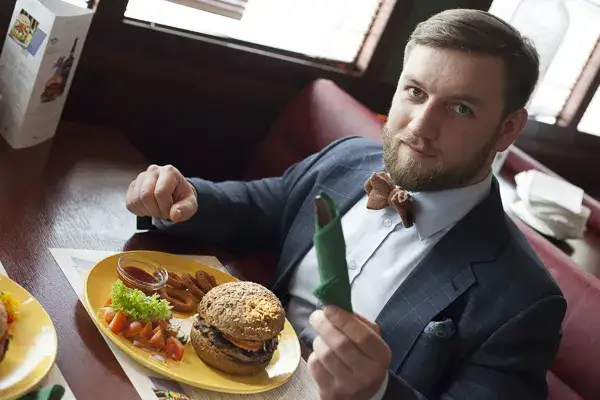 Zdjęcie Jak jeść burgera bez bałaganu - proste triki i techniki