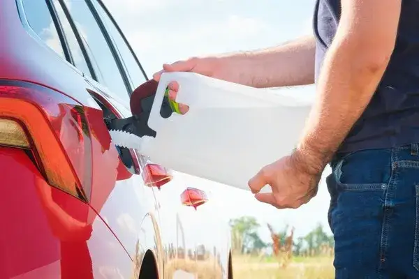 Zdjęcie Mocznik w płynie! 4 zaskakujące zastosowania, kt&oacute;re uratują auto