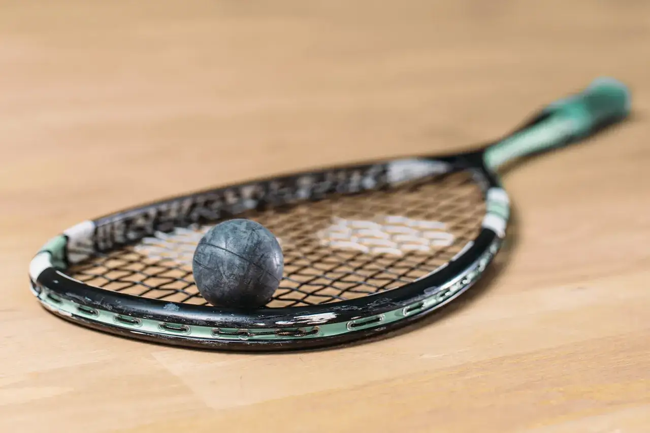 Zdjęcie Jak wybrać naciąg rakiety squash, aby poprawić swoją grę?