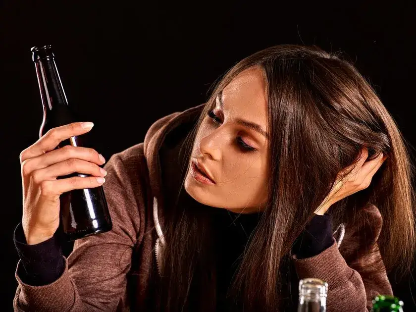 Zdjęcie Czy wódka pomaga na ból gardła? Oto prawda o skuteczności alkoholu