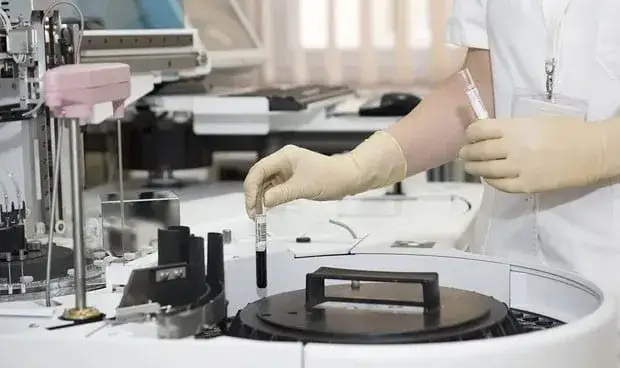 Zdjęcie Médico clínico vs. investigador: ¿Cómo unir ambos mundos en España?