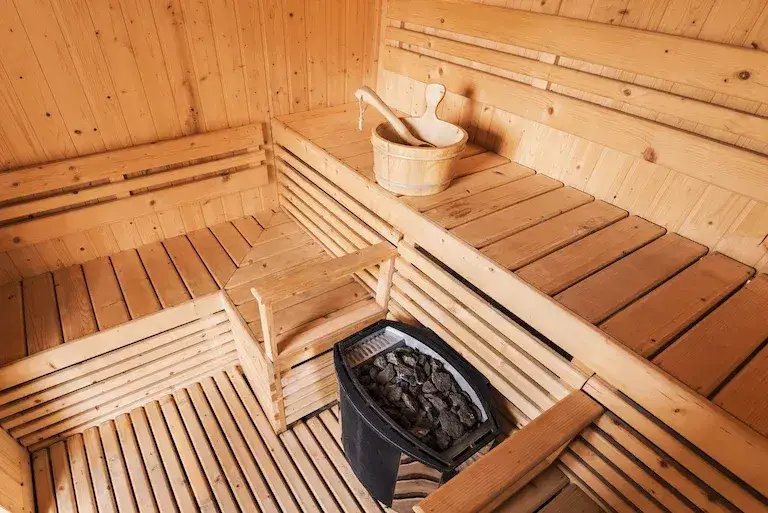 Zdjęcie Sauna w hotelu: Zasady, etykieta i jak uniknąć wpadek
