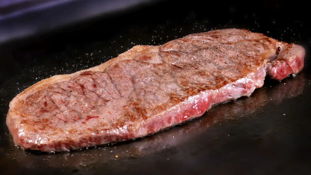Filete de ternera jugoso y dorado, perfecto para tus recetas con filetes de ternera. Sazonado con sal y pimienta.
